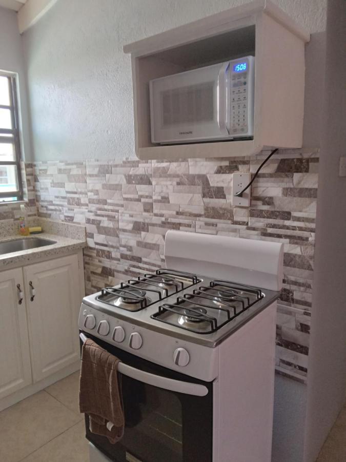 Michand Guest Apartments- Cozy One Or Two Bedroom- 5 Walk Minutes From Airport 10 Mins Drive To Oistins Or Beach 基督教堂市 外观 照片