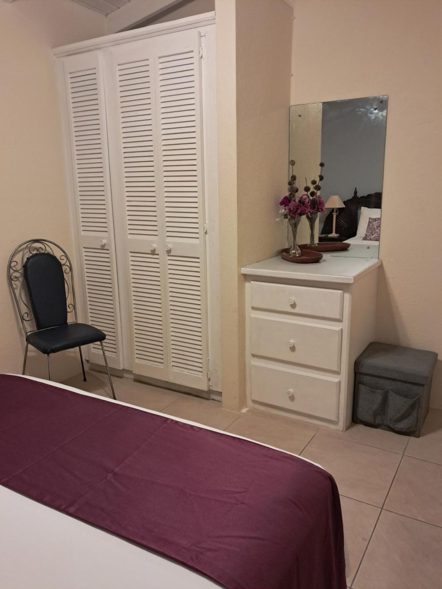 Michand Guest Apartments- Cozy One Or Two Bedroom- 5 Walk Minutes From Airport 10 Mins Drive To Oistins Or Beach 基督教堂市 外观 照片