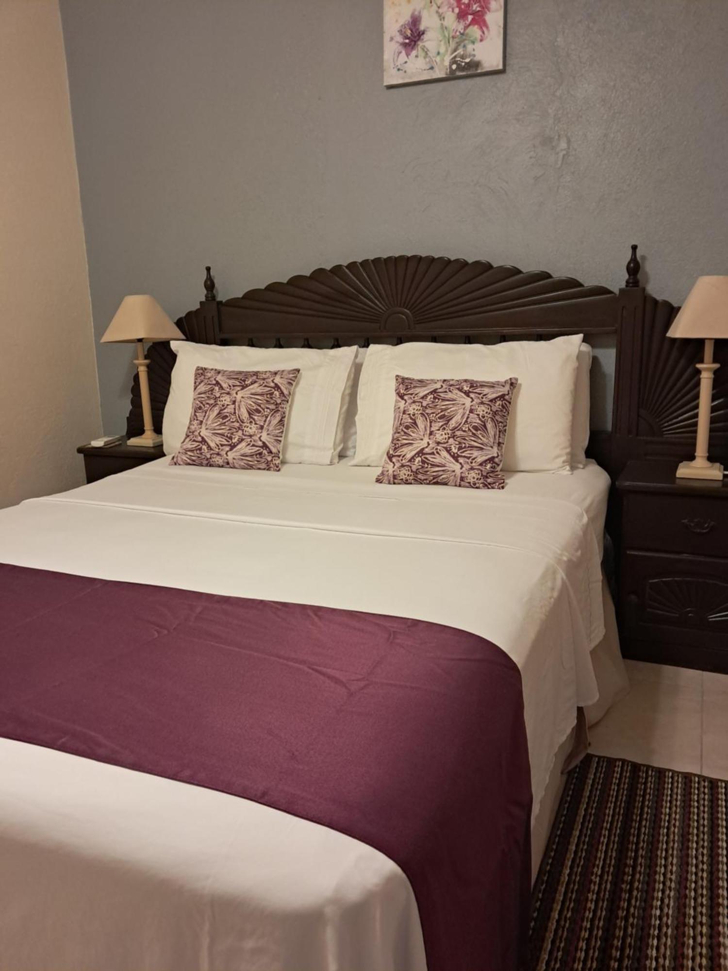 Michand Guest Apartments- Cozy One Or Two Bedroom- 5 Walk Minutes From Airport 10 Mins Drive To Oistins Or Beach 基督教堂市 外观 照片