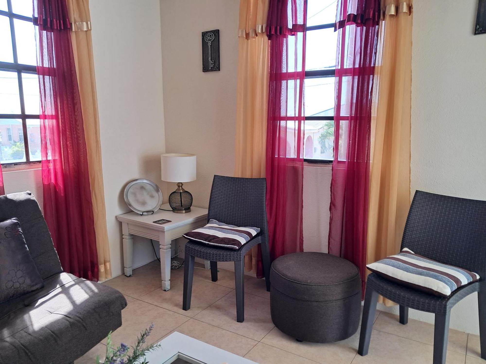 Michand Guest Apartments- Cozy One Or Two Bedroom- 5 Walk Minutes From Airport 10 Mins Drive To Oistins Or Beach 基督教堂市 外观 照片