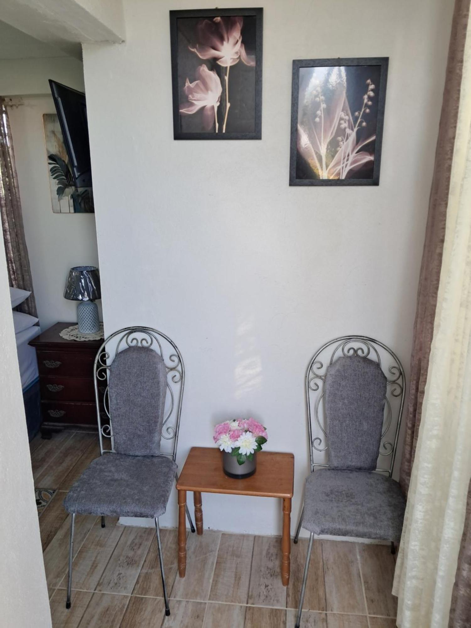 Michand Guest Apartments- Cozy One Or Two Bedroom- 5 Walk Minutes From Airport 10 Mins Drive To Oistins Or Beach 基督教堂市 外观 照片