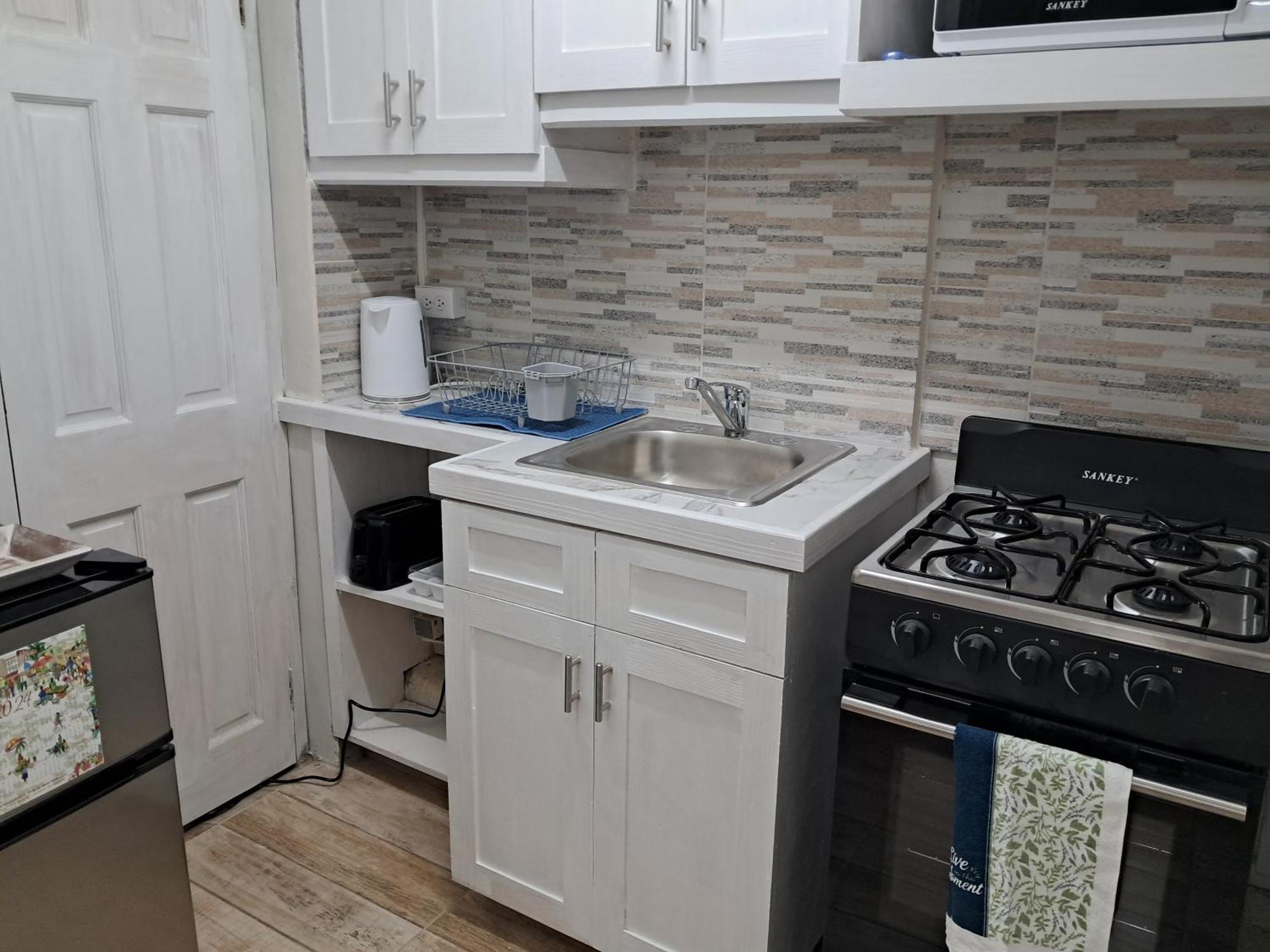 Michand Guest Apartments- Cozy One Or Two Bedroom- 5 Walk Minutes From Airport 10 Mins Drive To Oistins Or Beach 基督教堂市 外观 照片