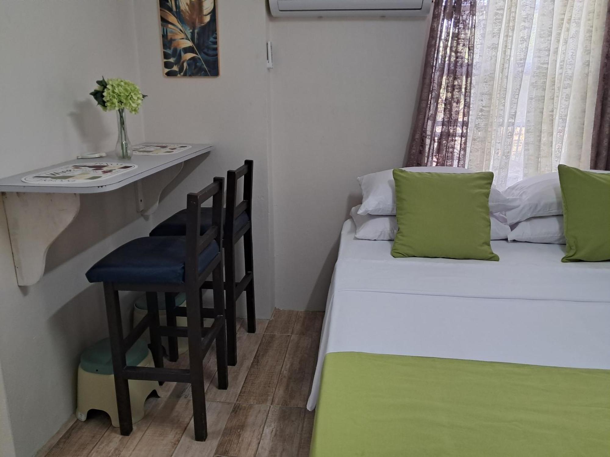 Michand Guest Apartments- Cozy One Or Two Bedroom- 5 Walk Minutes From Airport 10 Mins Drive To Oistins Or Beach 基督教堂市 外观 照片