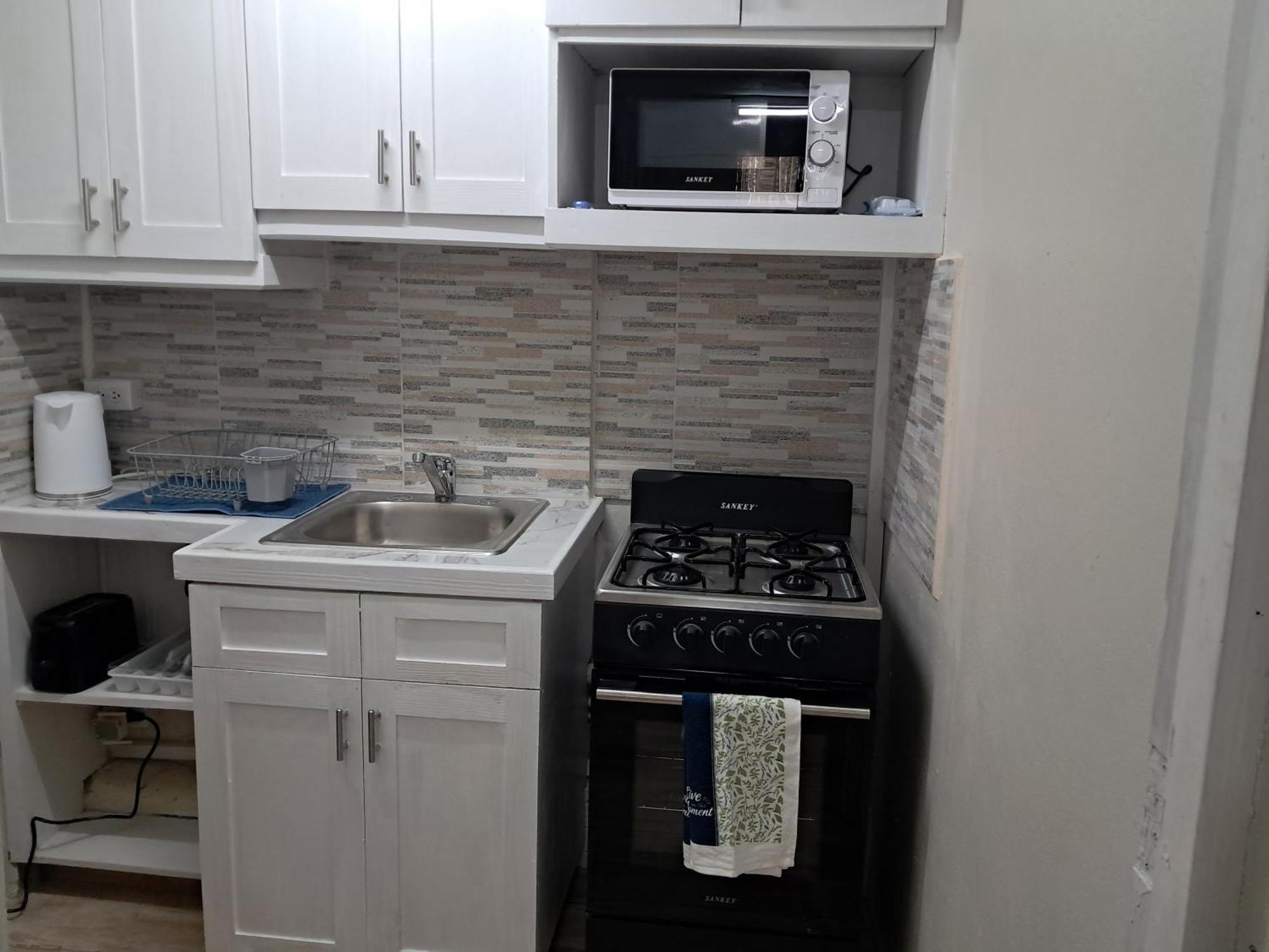 Michand Guest Apartments- Cozy One Or Two Bedroom- 5 Walk Minutes From Airport 10 Mins Drive To Oistins Or Beach 基督教堂市 外观 照片