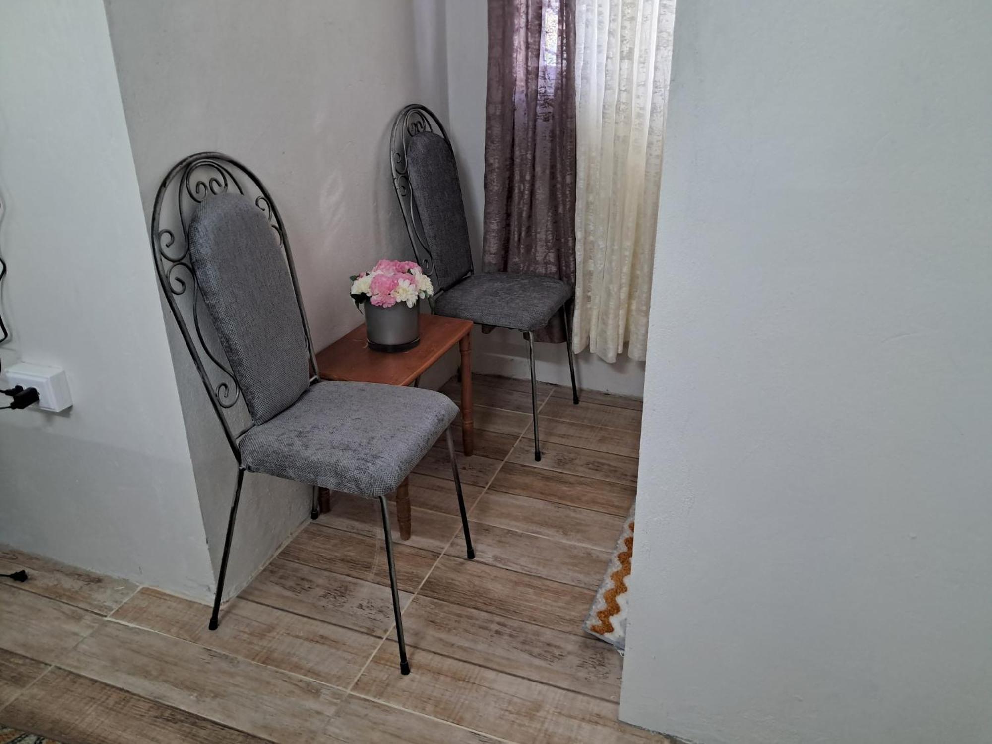 Michand Guest Apartments- Cozy One Or Two Bedroom- 5 Walk Minutes From Airport 10 Mins Drive To Oistins Or Beach 基督教堂市 外观 照片