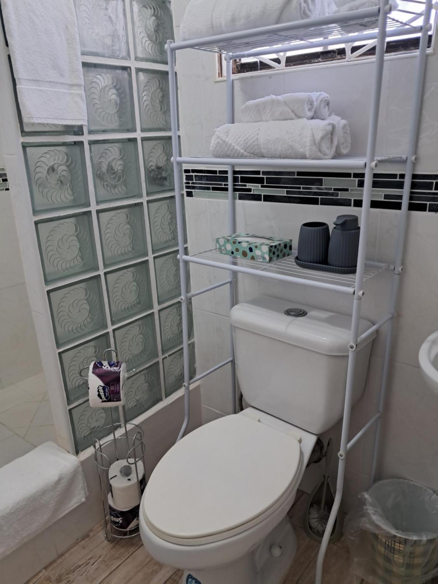 Michand Guest Apartments- Cozy One Or Two Bedroom- 5 Walk Minutes From Airport 10 Mins Drive To Oistins Or Beach 基督教堂市 外观 照片