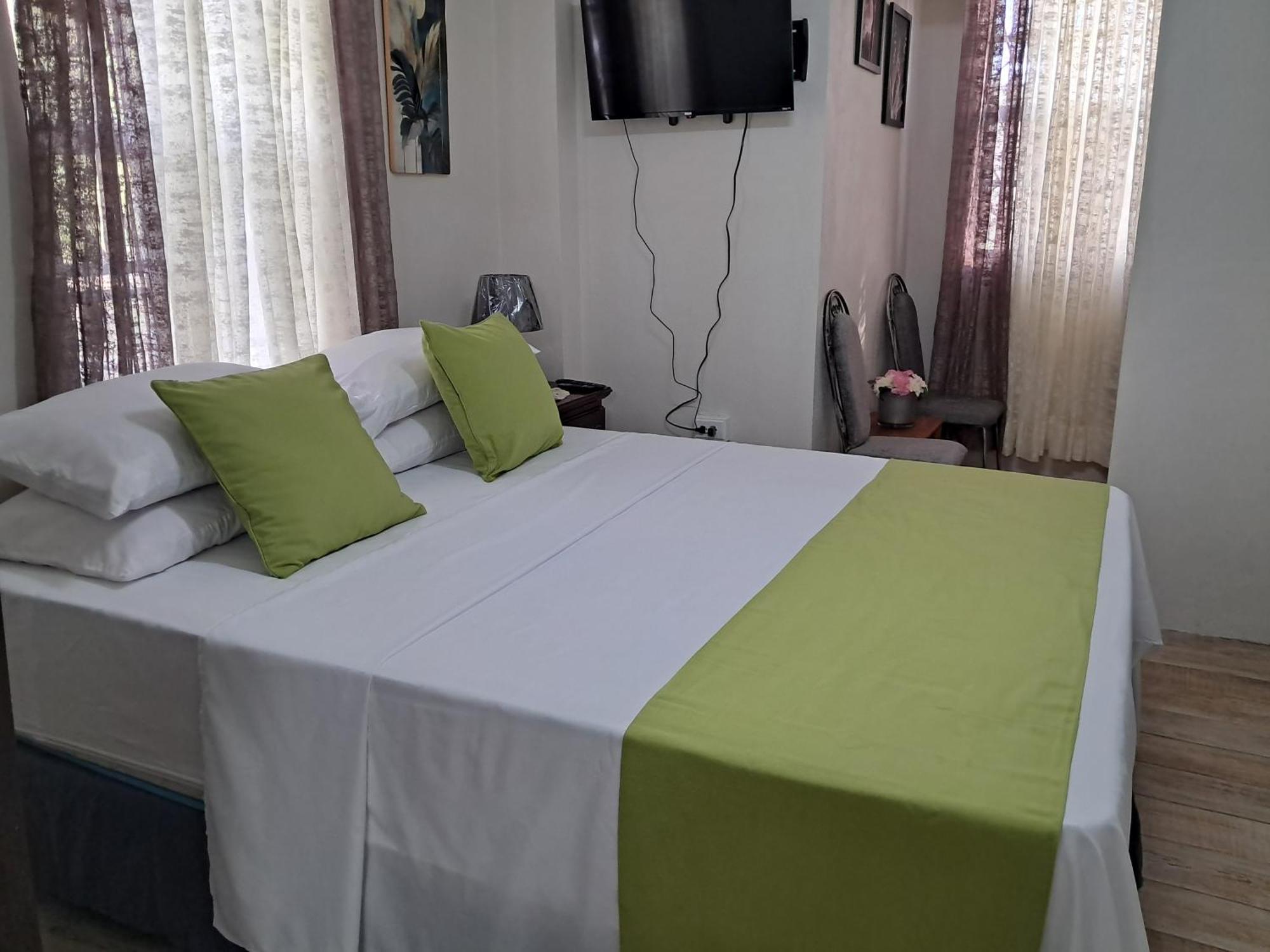 Michand Guest Apartments- Cozy One Or Two Bedroom- 5 Walk Minutes From Airport 10 Mins Drive To Oistins Or Beach 基督教堂市 外观 照片