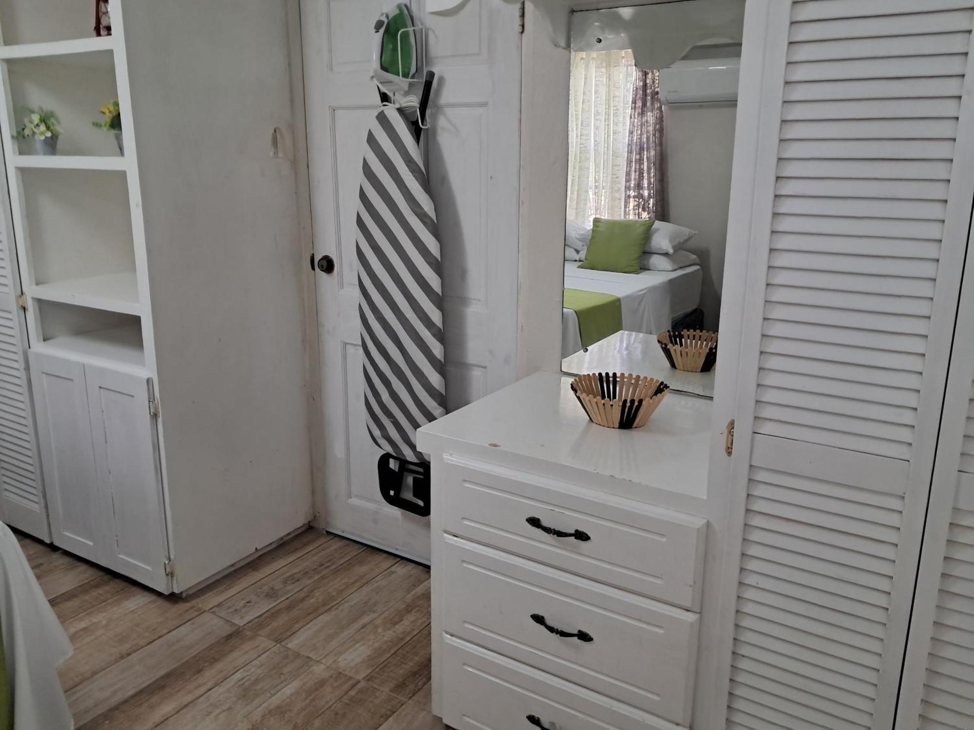 Michand Guest Apartments- Cozy One Or Two Bedroom- 5 Walk Minutes From Airport 10 Mins Drive To Oistins Or Beach 基督教堂市 外观 照片