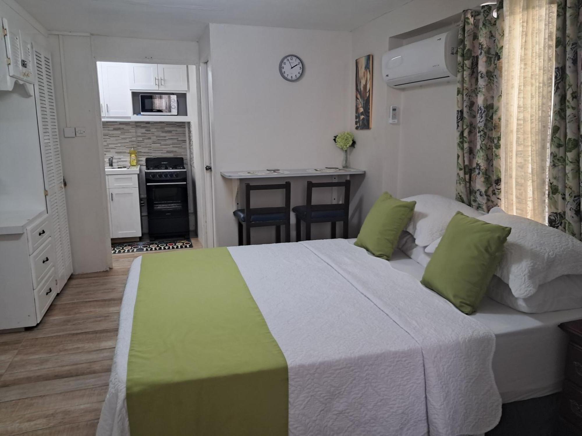 Michand Guest Apartments- Cozy One Or Two Bedroom- 5 Walk Minutes From Airport 10 Mins Drive To Oistins Or Beach 基督教堂市 外观 照片