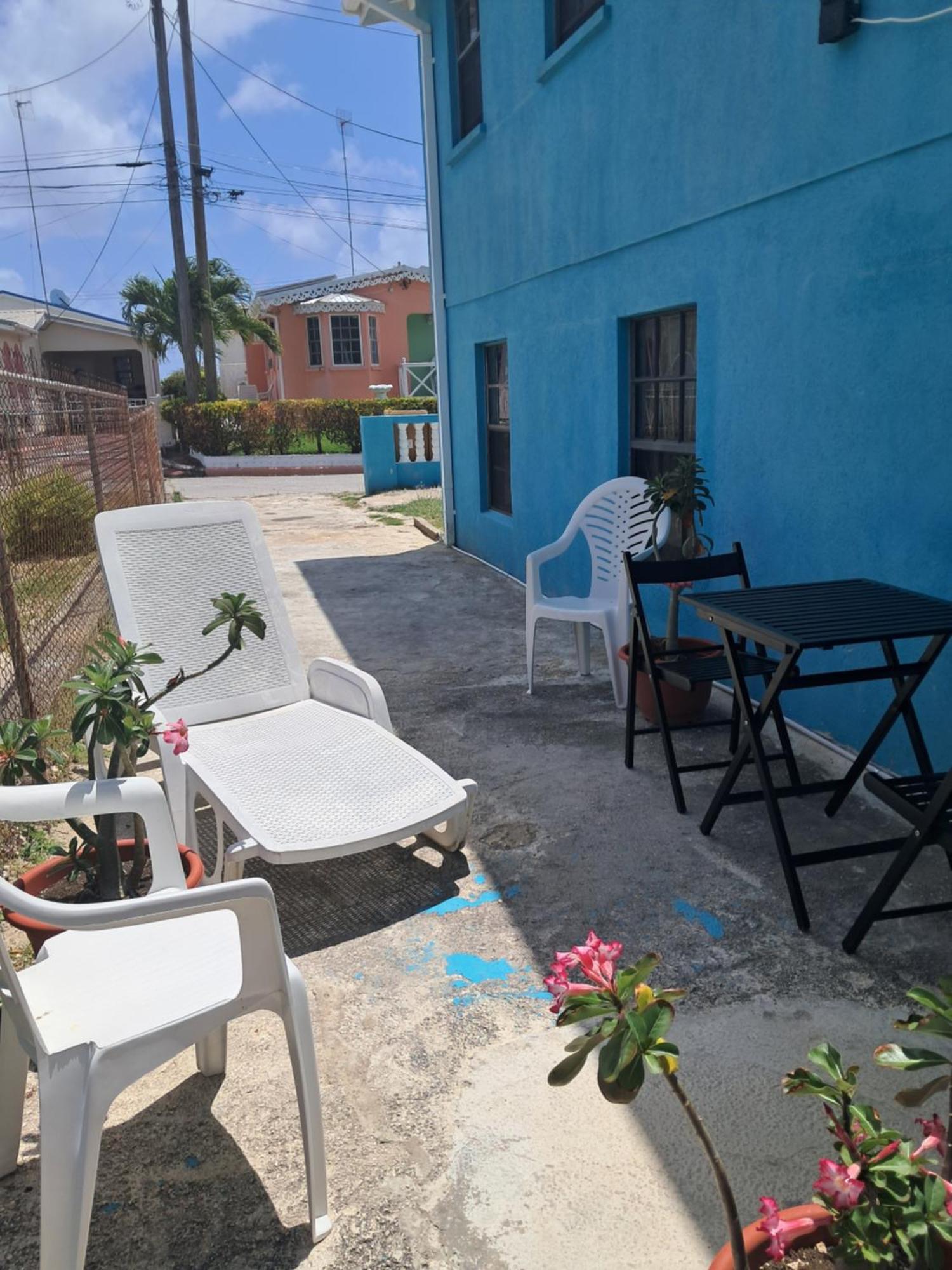 Michand Guest Apartments- Cozy One Or Two Bedroom- 5 Walk Minutes From Airport 10 Mins Drive To Oistins Or Beach 基督教堂市 外观 照片